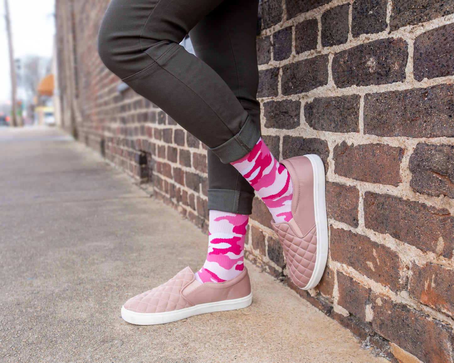 urban view of pink Rejuva graduated compression camo patterned socks (15-20 mmHg)